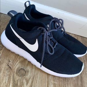 NIKE SNEAKERS NEVER WORN